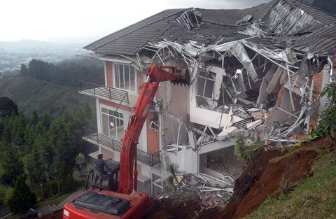 Pembongkaran Vila Ilegal di Puncak Bukan Solusi Atasi Masalah Banjir